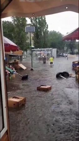 Юго-Западный рынок вот так сейчас выглядит. Водно.