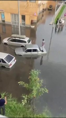 В Москве ветер валит деревья и переворачивает машины, ливень не прекращается, а молнии бьют...👇