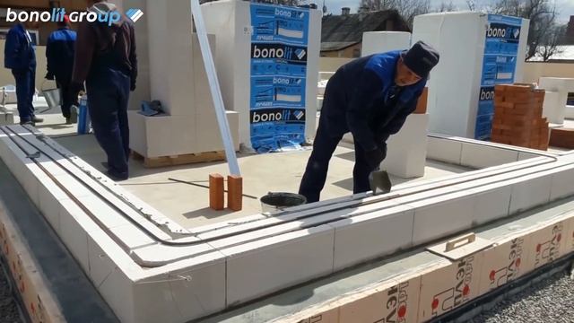 Технадзор строительства дома из газобетона. Кладка первого ряда блоков.