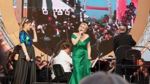 Елена Терентьева и Ольга Терентьева исполняют "Каким ты был" Дунаевского. Дирижёр — Сергей Скрипка