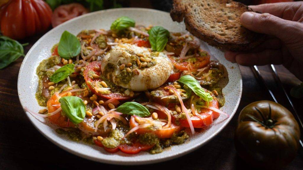 Салат с бурратой и помидорами черри