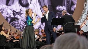Елена Терентьева и Иван Викулов исполняют "Под Луной золотой" Дунаевского. Дирижёр — Сергей Скрипка