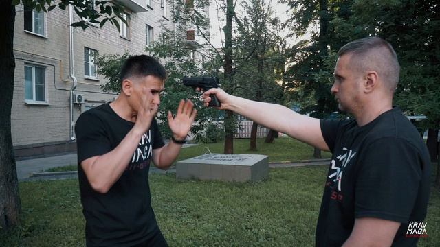 Угроза пистолетом в голову (1)