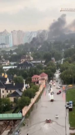 В Москве ветер валит деревья и переворачивает машины, ливень не прекращается, а молнии бьют...👇