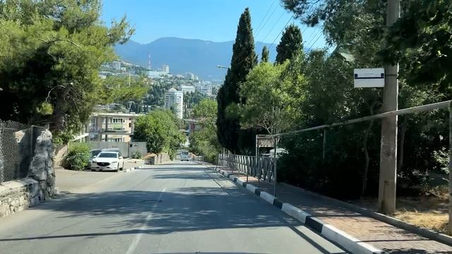 Ялта. По ул.Красноармейской вниз от ост.Сеченова до перекрестка с ул. Гоголя. 05.07.25. Крым. Yalta.