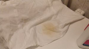 Как отстирать пятно от чая с белой одежды