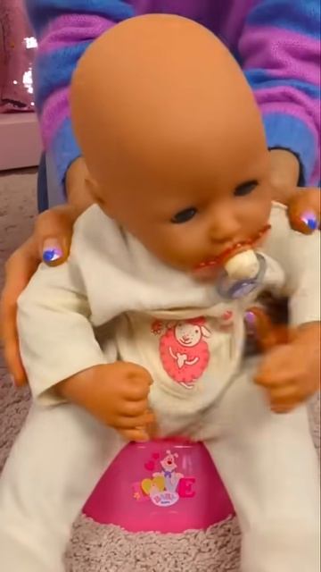 Малышка Аннабелл заболела! Поиграйте в куклы. Детские игрушки и видео для младенцев смотреть онлайн