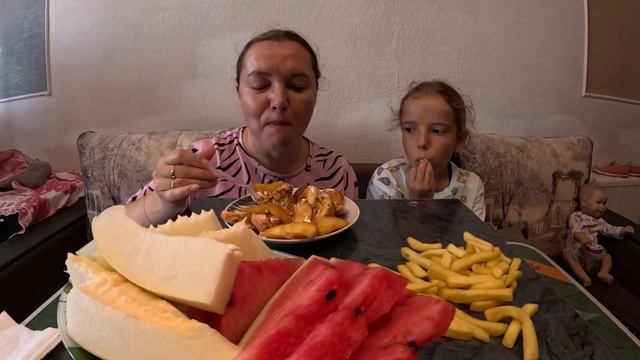 Шаурма, картошка фри, куш. Арбуз и дыня. Мукбанг с Лизой