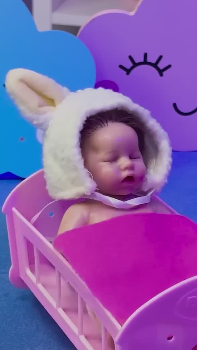 Куколка принимает ванну 🛁 #шорты смотреть онлайн