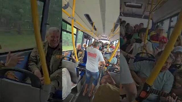 В автобусе сегодня танцы.