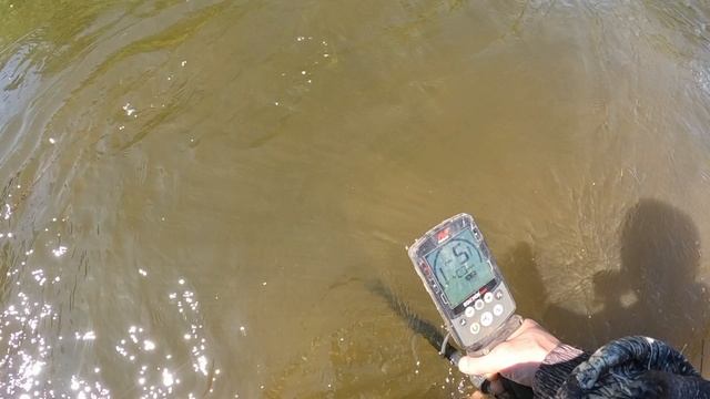 без цензуры копаем в реке