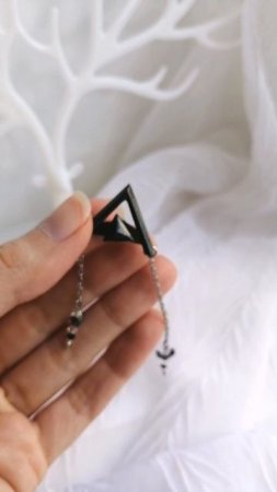 Серьги-трансформеры-джекеты "Трезвучие тишины" из фотополимерной смолы с гематитом и шпинелью.