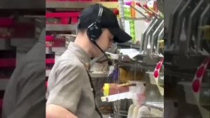 В Каменске во "Вкусно и точка" кассир плевал в бургеры.
