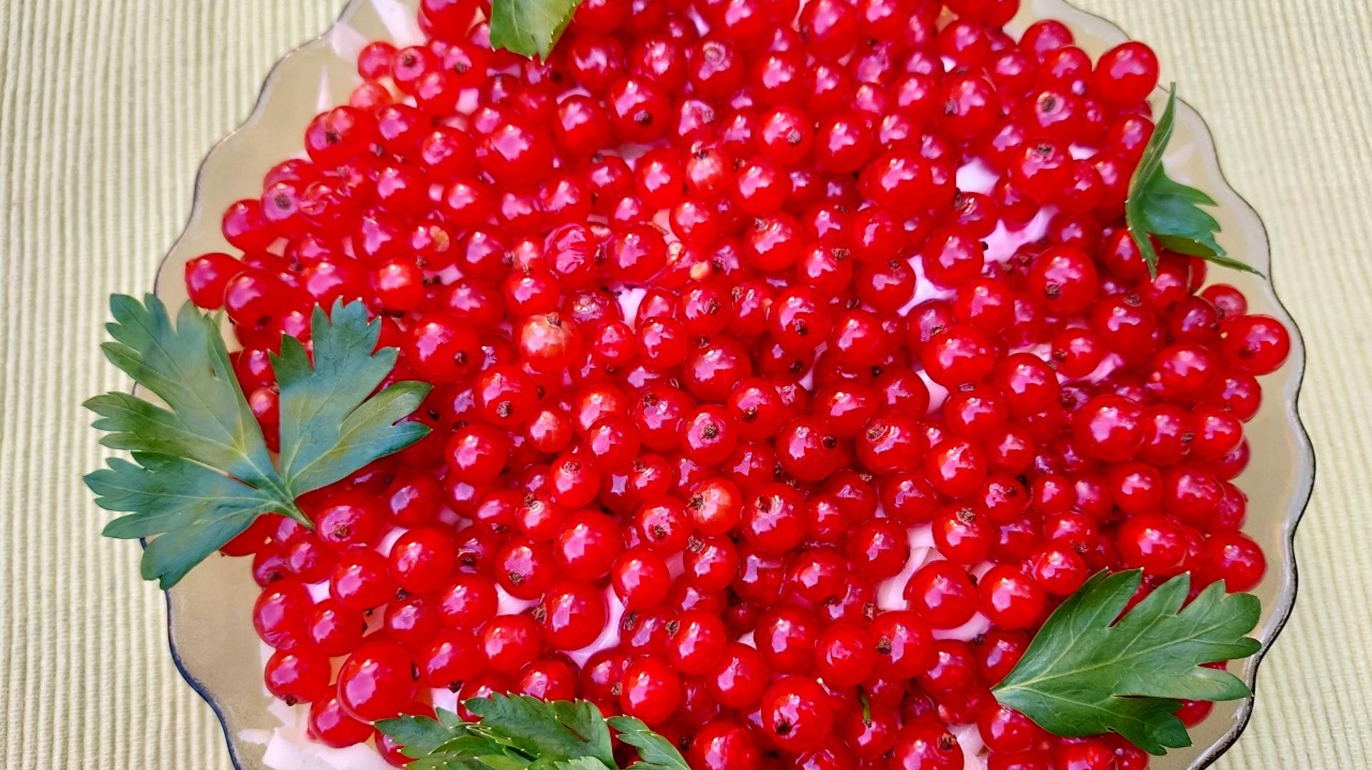 Салат мясной, слоёный с красной смородиной. Ярко, оригинально, празднично.