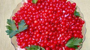 Салат мясной, слоёный с красной смородиной. Ярко, оригинально, празднично.