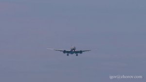 Боинг 777 авиакомпании Аэрофлот заходит на посадку над пляжем Май Као, Пхукет.