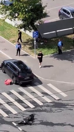 ‼️На севере Москвы на пешеходном переходе курьер попал под колеса автомобиля‼️