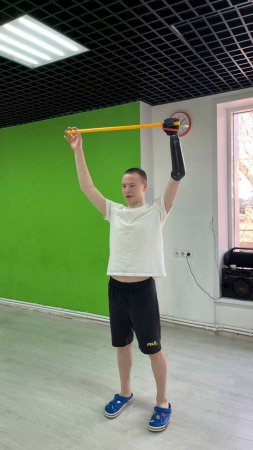 Павел управляет спортивным протезом руки