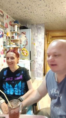 Пьём чай с Леной и Васей, наши помощники по городу. И не пишите мне потом, что Лена сиделка Кати!
