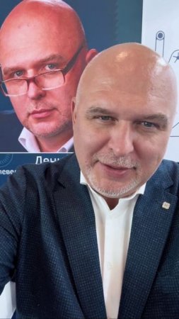 📸 Кто не делал фотку на фоне своей же фотки в очках— тот просто ничего не понимает. 🤓