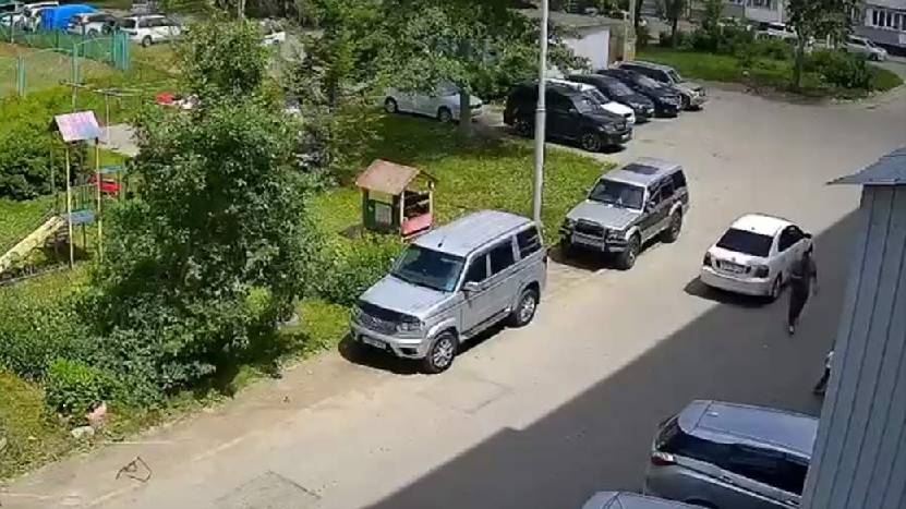 Двухлетняя девочка пострадала из-за наезда автомобиля в Сахалинской области
