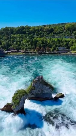 Швейцарский Рейнский водопад (Rheinfall) считается крупнейшим в Европе.