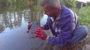 Ловлю металл из реки Исеть с помощниками. Поисковый магнит 400х2