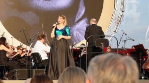 Елена Терентьева исполняет "Журчат ручьи" Дунаевского. Дирижёр — Сергей Скрипка
