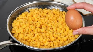Просто вылейте яйца на макароны! Быстрый и невероятно вкусный рецепт