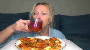 Мукбанг вкусная домашняя пицца пирог. Еда на камеру.