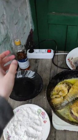 Мама жарит селедку