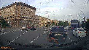 В Питере мотоциклист перекувыркнулся через легковушку
