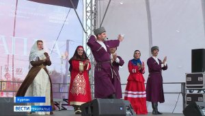 Накануне фестиваля «От Востока до Запада» на Троицкой площади выступил ансамбль «Дагестан»