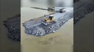 Поэтапное создание дорожного полотна: от подготовки основания до финального покрытия.