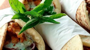 Греческий гирос с соусом дзадзики. Здоровый фасфуд.