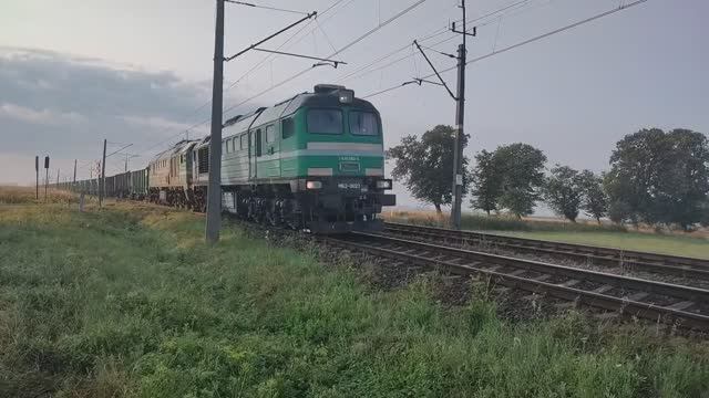 Тепловозы M62-0023 и M62-0269Б с полувагонами для угля