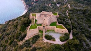 Красивые видеоролики с дрона: море, волны, берег и горы под успокаивающую музыку