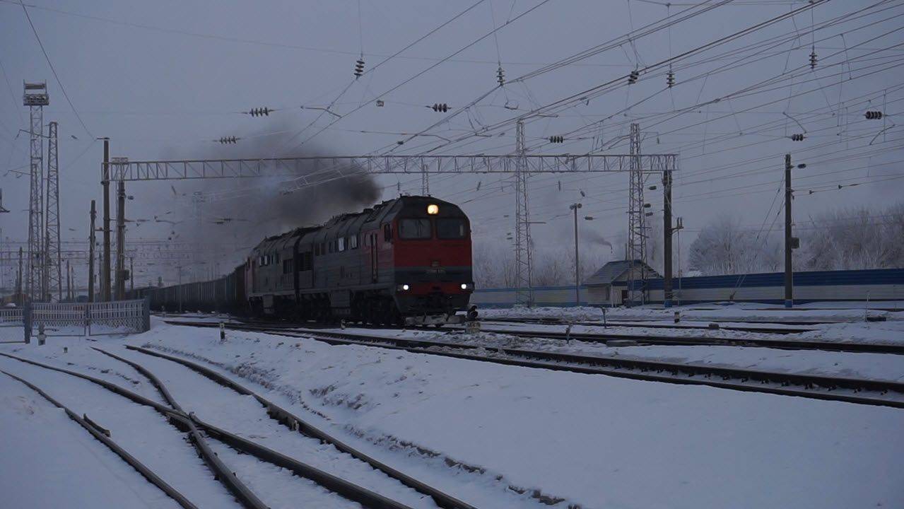 Тепловоз 2ТЭ116У-0284. Отправляется, сдувая иней с проводов.