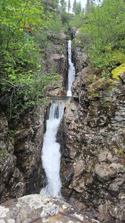 Водопады на реке Подкомарная в Хамар-Дабане