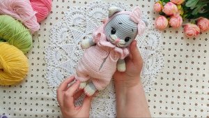 Котёнок крючком. Примерка нежного комбинезона.