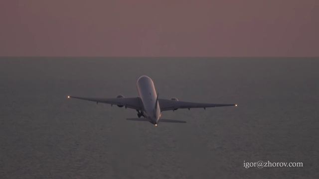 Боинг 777 авиакомпании Северный Ветер взлетает на закате из аэропорта Сочи.