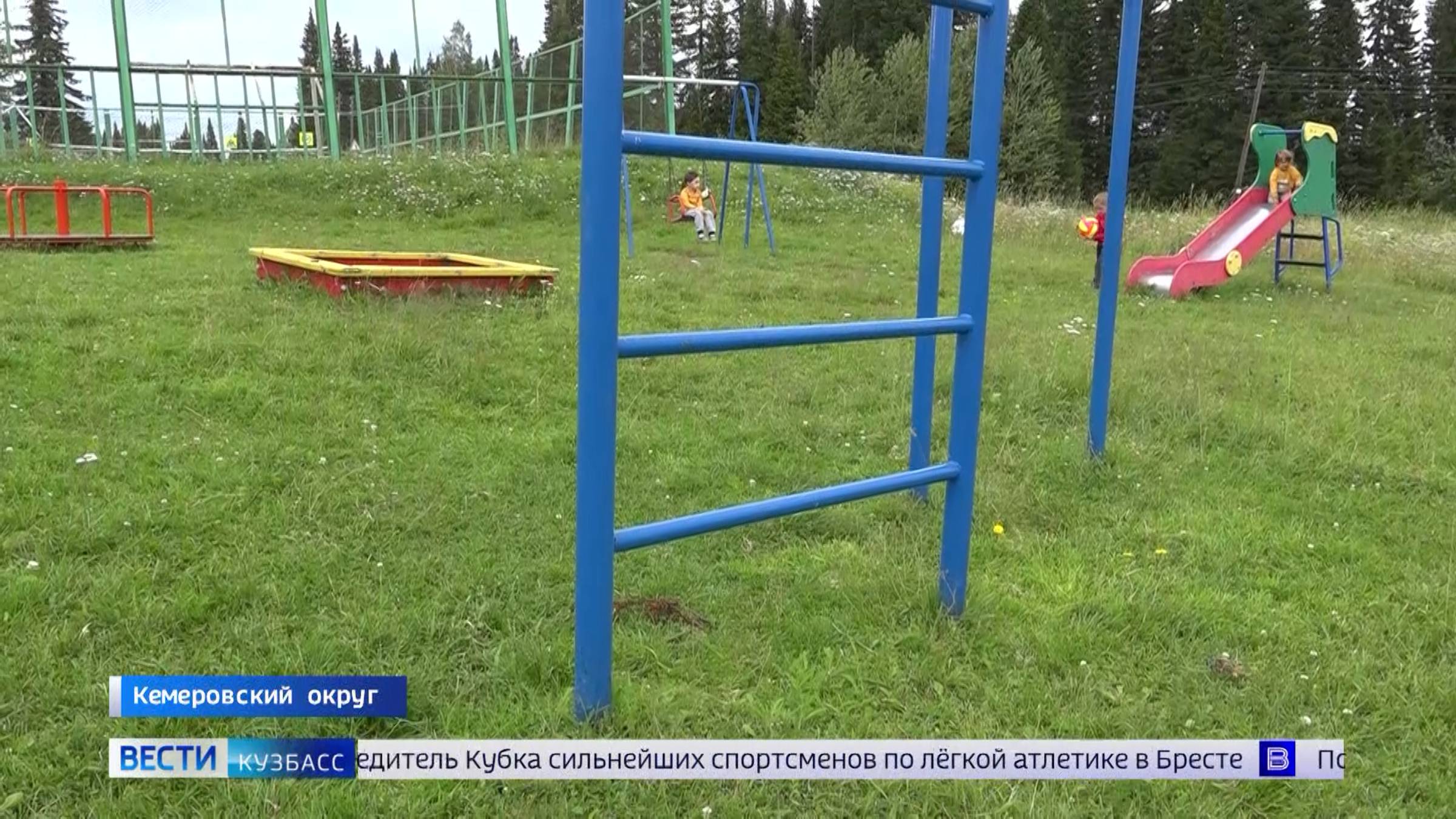 Качели внезапно признали аварийными: жители Успенки выступили против сноса детской площадки