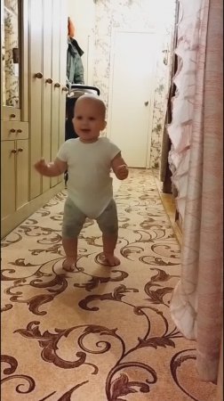 Первые шаги малышки Поли
