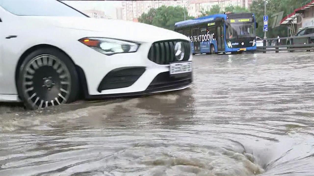В некоторых районах Москвы менее чем за два часа выпала месячная норма осадков