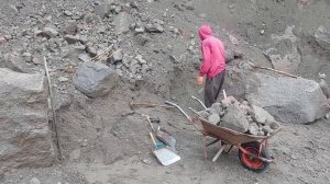 Строительство, шахтёры работают в любую погоду