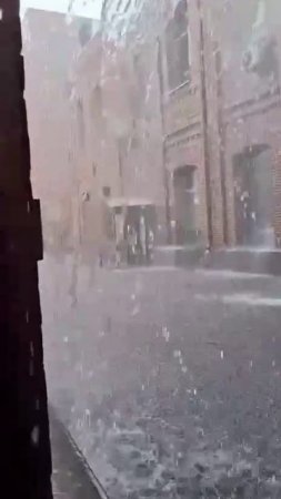 В Москве прямо сейчас идёт мощный тропический ливень