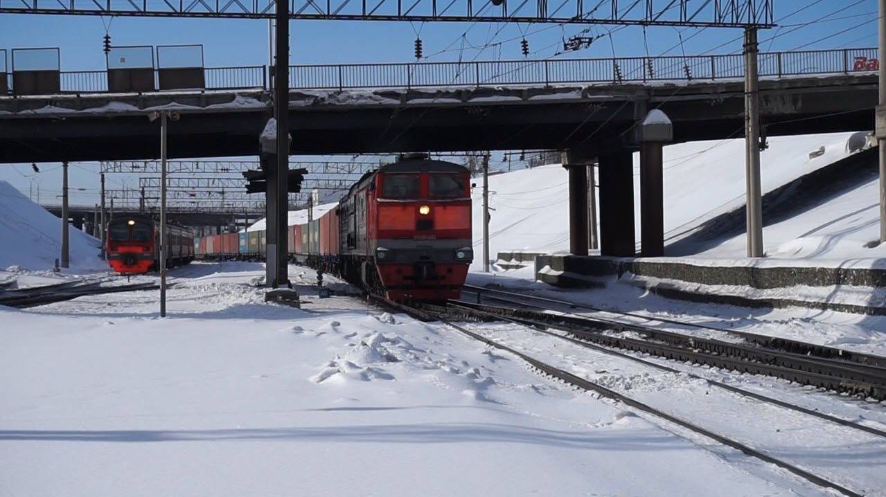 Тепловоз 2ТЭ10М-3032 и электропоезд ЭД9М-0034