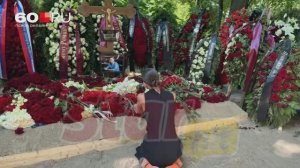 Обнимает могилу и обращается к любимому: юная жена Романа Старовойта Полина Корнеева на 9 день помин