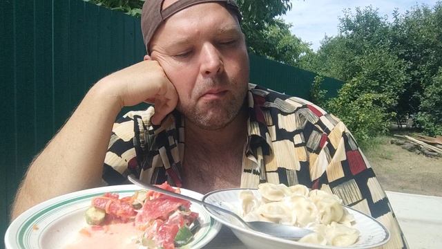 ОБЖОР пельмени и салат из свежих овощей/мукбанг/завтрак/еда на камеру