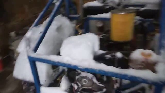 Заснеженный багги заехал в гараж смотреть онлайн